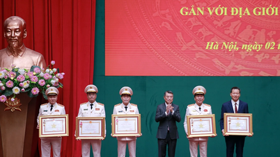 Trao thưởng cho các tập thể, cá nhân có thành tích xuất sắc trong công tác, chiến đấu