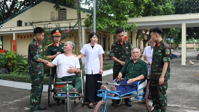 バクニン省：政治将校養成学校の将校と学生120人が、トゥアンタインで負傷兵や病兵に敬意を表した。