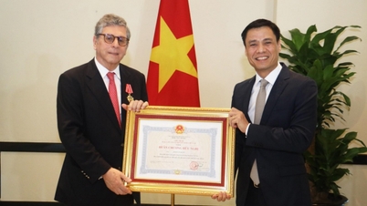 Tanda Kehormatan Persahabatan diberikan kepada Duta Besar Brasil untuk Vietnam.