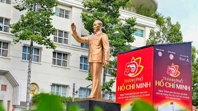 การประดับประดาด้วยธงและดอกไม้อย่างสวยงามเป็นการเฉลิมฉลองครบรอบ 50 ปีที่นครโฮจิมินห์ได้รับการตั้งชื่อตามประธานาธิบดีโฮจิมินห์
