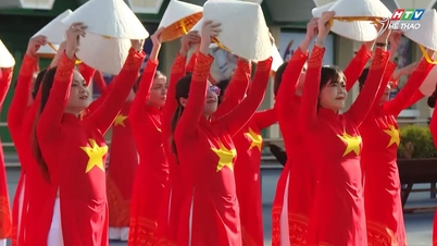 Masseopvisninger af folkedanse i traditionelle Ao Dai-kjoler spreder stolthed i byen opkaldt efter præsident Ho Chi Minh.