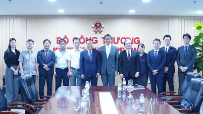 O vice-ministro Nguyen Hoang Long trabalha com empresas japonesas no projeto de GNL (Gás Natural Liquefeito).