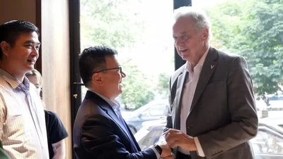 De voorzitter van de Vietnamese journalistenvereniging, Le Quoc Minh, heeft een ontmoeting gehad met leiders van het Comité Buitenlandse Zaken van Sint-Petersburg.