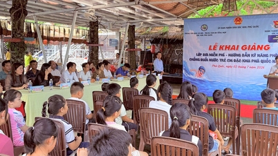 Mehr als 160 Kinder in Phu Quoc melden sich für kostenlose Schwimmkurse an.