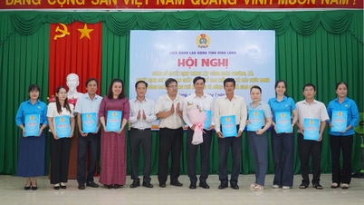 Phu Khuong وارڈ اور Giao Long Commune کی ٹریڈ یونین کے قیام کے فیصلے کا اعلان۔