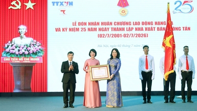 Vietnam News Agency Publishing House receives the Third-Class Labor Medal.
