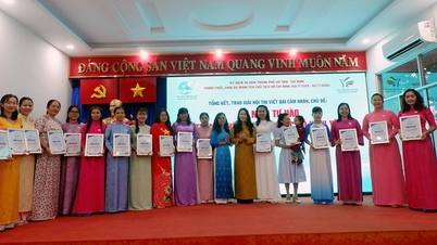 Ceremonia de entrega de premios del concurso de escritura sobre el tema "50 años de orgullo en la ciudad que lleva el nombre del querido presidente Ho Chi Minh".