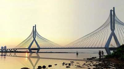 Qual o progresso atual dos 9 projetos de pontes sobre os rios Vermelho e Duong?