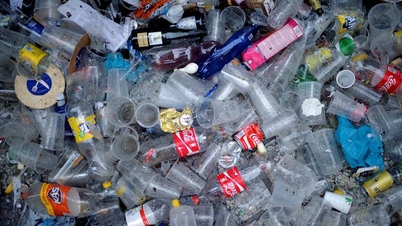 Masa depan baterai kendaraan listrik mungkin dimulai dari botol plastik bekas.