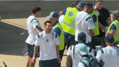 Video: Messi lacht herzlich, als ein Teamkollege eine Grillzange in seinem Rucksack versteckt.
