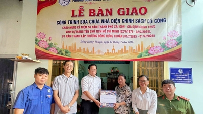 Ho Chi Minh Şehri: Dong Hung Thuan mahallesinde, tercihli politikalardan yararlanmaya hak kazanan ailelere teşekkür evlerinin teslimi.