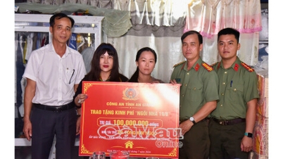 De provinciale politie van An Giang helpt mee met de bouw van twee huizen voor kansarme gezinnen in de gemeente Vinh Thanh.