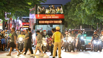 Orang ramai tidak sabar menantikan pertunjukan bunga api sempena ulang tahun ke-50 Bandar Raya Ho Chi Minh.