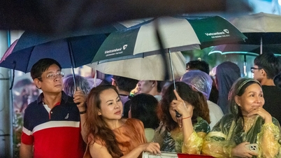 Trods regnen strømmede tusindvis af mennesker stadig til bymidten for at se fyrværkeriet, der fejrede Ho Chi Minh Citys 50-års jubilæum.