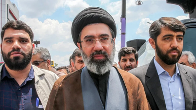 Der opstår spørgsmål om Irans nye øverste leders fremmøde forud for hans afdøde fars begravelse.