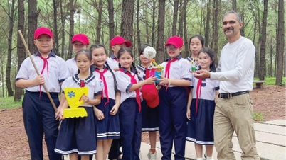 Alunos do ensino fundamental contam histórias sobre o patrimônio cultural em inglês.