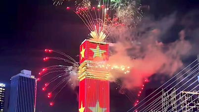 Ho Chi Minh-stad vierde haar 50-jarig bestaan ​​met een spectaculaire vuurwerkshow.