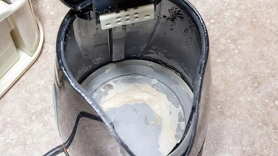אפילו את הקומקום החשמלי הכי מלוכלך ניתן לנקות בעזרת כלי מטבח זולים.