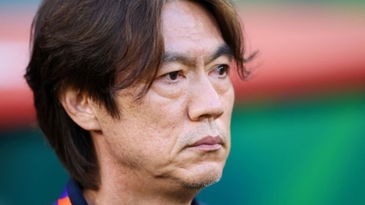 המאמן הונג מיונג-בו עוזב את דרום קוריאה על רקע סערת ביקורת, ועונה "לא" לכל שאלה.