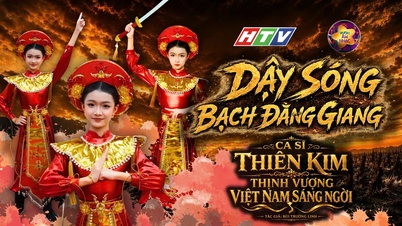 Singer Thien Kim opened the show with an emotional rendition of "Rising Waves on Bach Dang Giang".