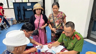 किम लियन वार्ड पुलिस शहीद सैनिकों के परिजनों से डीएनए के नमूने एकत्र कर रही है।