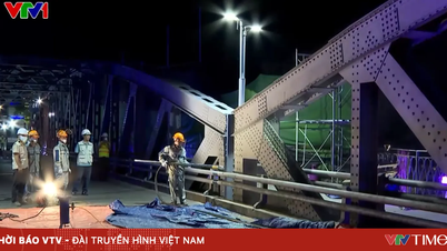 İşçiler Truong Tien Köprüsü'nün onarım ve bakımını yapmak için gece boyunca çalıştılar.