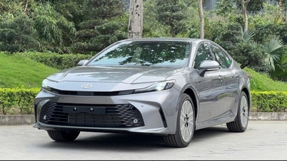 Toyota Camry Hybrid sees price reduction of up to 140 million VND in Vietnam.