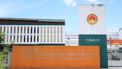 សិស្សជិត ៣០០ នាក់មកពីវិទ្យាល័យឯកទេស Tuyen Quang ទទួលបានពិន្ទុ ៩ ឬ ១០ ក្នុងការប្រឡងបញ្ចប់ការសិក្សាផ្នែកគណិតវិទ្យា។