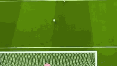 Ronaldo "voittaa" kroatialaisen maalivahdin ennen kuin laukoo pallon.