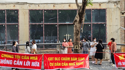 Praça da Harmonia: Após 7 atrasos na entrega das chaves, moradores continuam enfrentando a chuva para exigir diálogo.