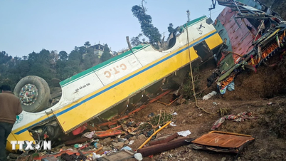 Pákistán: Autobus se zřítil do rokle, zahynulo 40 lidí.