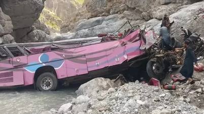 Autobus se v Pákistánu zřítil do rokle, nejméně 40 obětí.