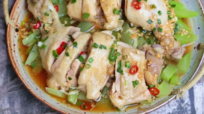 Lupakan memanggang atau merebus ayam; memasaknya dengan cara ini di dalam penanak nasi cepat, mudah, harum, dan sangat lezat!