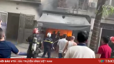 Hanoi: Fireetasjes bygning tar fyr i byområde, mistenkt å ha folk fastklemt.