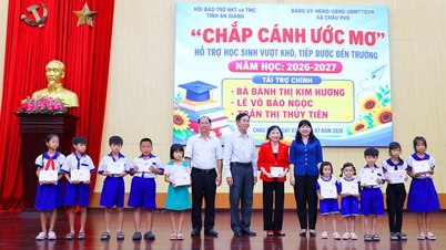 Gifts were given to 100 underprivileged students in Chau Phu commune.