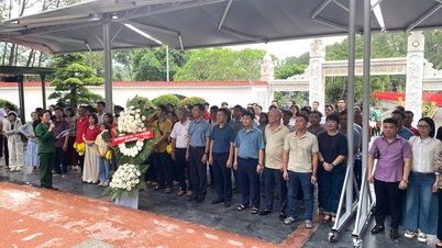 Thai Nguyen-universitetet offrade rökelse för att hedra de heroiska martyrerna för ungdomsvolontärstyrkan och general Vo Nguyen Giap.