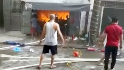Ханой: В районе Кьен Хунг в доме вспыхнул крупный пожар, предположительно, люди оказались заблокированы внутри.