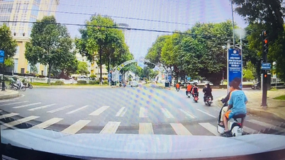 Dak Lak: Police investigate and handle group of students riding electric bikes without helmets and running red lights.
