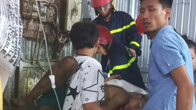 Opération de sauvetage d'urgence pour un jeune homme dont le bras est coincé dans une machine de recyclage de plastique.