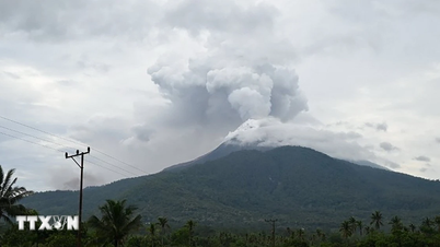 Indonezia ridică nivelul de alertă pentru activitatea vulcanică la Anak Krakatau.