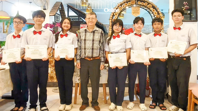 Closing ceremony of the restaurant work skills training course for students.