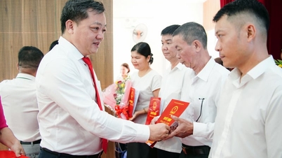 I Da Nang afholdt mange valgkredse ceremonier for at præsentere udnævnelsesbeslutninger for nabolagsgruppeledere efter vellykkede reorganiseringer og fusioner.