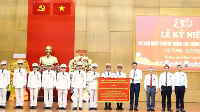 Policja miejska Da Nang świętuje 80. rocznicę Tradycyjnego Dnia Ludowych Sił Bezpieczeństwa.
