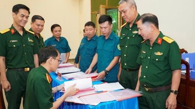 Η Στρατιωτική Περιοχή 7 επιθεωρεί στρατιωτικές και αμυντικές αποστολές στη Διοίκηση της Πόλης Χο Τσι Μινχ.