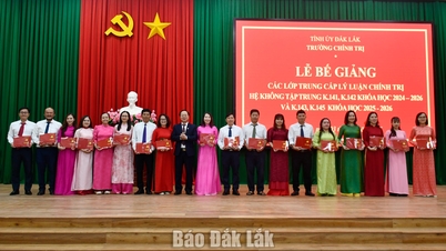 Trao bằng Trung cấp lý luận chính trị cho 267 học viên