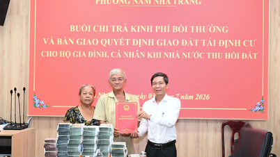 Keluarga pertama menerima lahan relokasi di Area Relokasi Dat Lanh, Kelurahan Nam Nha Trang.