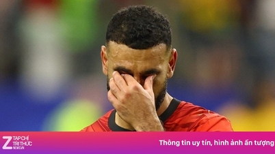 Salah brast i gråd efter den historiske præstation.