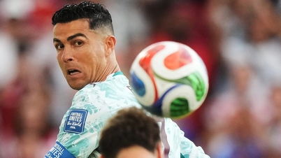Ronaldo có HLV mới người Úc dù còn đang dự World Cup