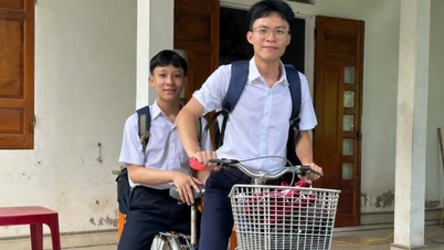 Timp de trei ani, cei doi cei mai buni prieteni au mers împreună la școală pe o bicicletă veche și amândoi au obținut note maxime la examenul de admitere.