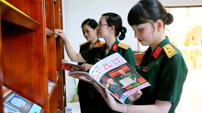 Model "Penulis Wanita" di Sekolah Pelatihan Perwira Politik.